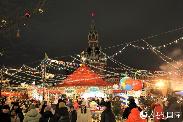 位于莫斯科紅場中央的“古姆”新年集市。人民網(wǎng)記者 隋鑫攝