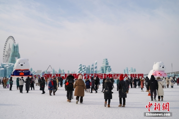 1月4日，第25屆哈爾濱冰雪大世界內(nèi)的冰雕吸引游客觀看。白天的冰雪大世界，游客仿佛置身現(xiàn)實版“冰雪奇緣”。<a target='_blank' href='/'><p  align=