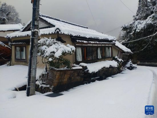 這是1月8日拍攝的日本能登半島地震災區(qū)珠洲市的街景。