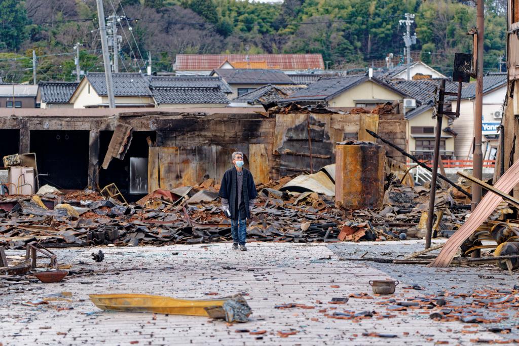 1月4日，一名市民查看日本石川縣輪島市“輪島早市”廢墟。新華社記者張笑宇攝