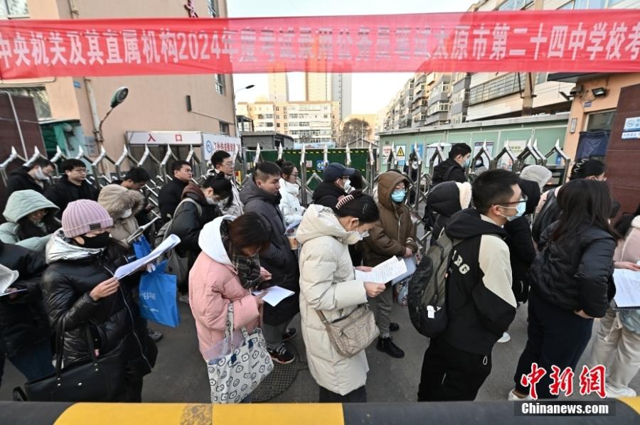2023年11月26日，山西省太原市，考生步入考場(chǎng)。當(dāng)日，中央機(jī)關(guān)及其直屬機(jī)構(gòu)2024年度考試錄用公務(wù)員公共科目筆試開考。<a target='_blank' href='/'><p  align=