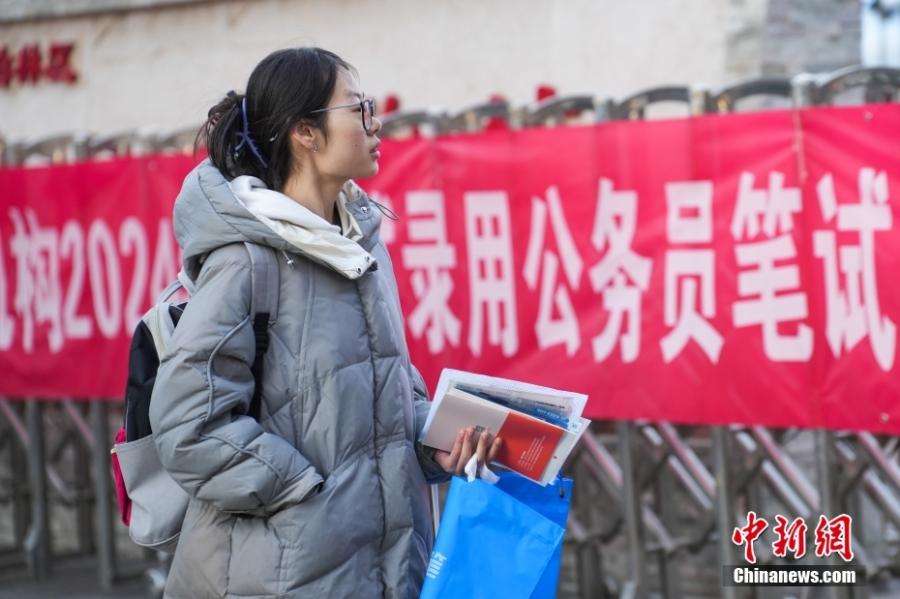 2023年11月26日，山西省太原市，考生步入考場(chǎng)。當(dāng)日，中央機(jī)關(guān)及其直屬機(jī)構(gòu)2024年度考試錄用公務(wù)員公共科目筆試舉行。<a target='_blank' href='/'><p  align=