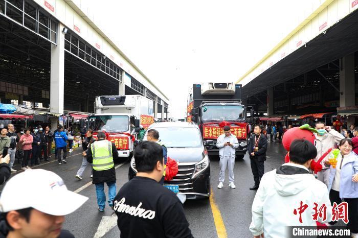 運載蔓越莓車隊前，不少民眾正在圍觀打卡。 王偉臣 攝