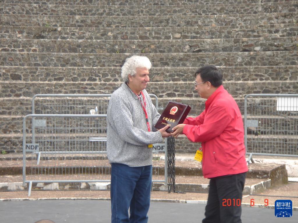 這是2010年帕特里克·索米耶（圖左）獲頒北京市人民政府授予的“長城友誼獎(jiǎng)”時(shí)的資料照片。新華社發(fā)（受訪對(duì)象供圖）