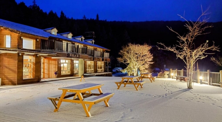 位在宜蘭縣內(nèi)的太平山森林游樂區(qū)23日凌晨開始下雪，園區(qū)翠峰山屋前一片雪白。圖片來源：臺灣“中央社”。