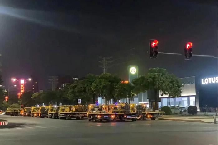 有多輛拖車出現(xiàn)在東莞寮步汽車城門口。視頻截圖