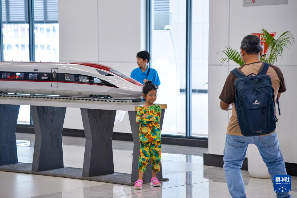 1月24日，在印度尼西亞雅加達(dá)哈利姆站候車大廳，一名小朋友和雅萬高鐵高速動(dòng)車組模型合影。新華社記者 徐欽 攝