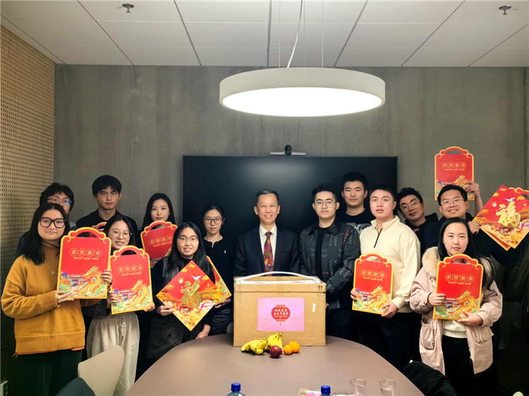 中國駐瑞典大使崔愛民看望慰問瑞典隆德大學中國留學生。中國駐瑞典大使館供圖
