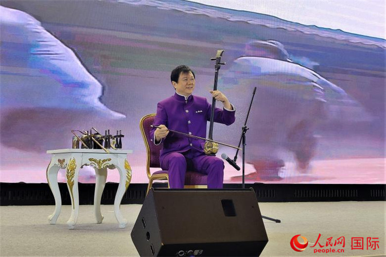 二胡演奏家、國家一級演員王之輝演奏《新春樂》。人民網記者 于宏建攝