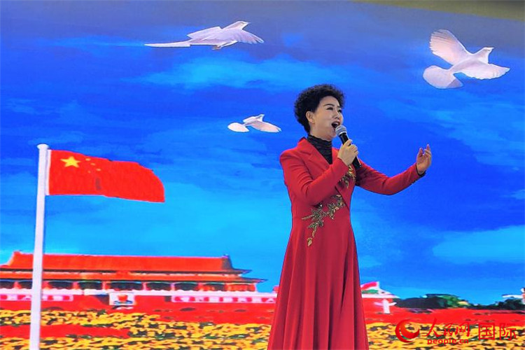女高音歌唱家、國家一級演員江如虹演唱《我愛你中國》。人民網記者 于宏建攝