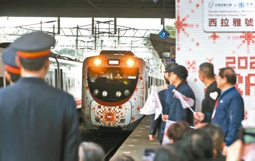 圖為彩繪列車“SIRAYA西拉雅號”。圖片來源：臺灣《聯(lián)合報》侯永全攝