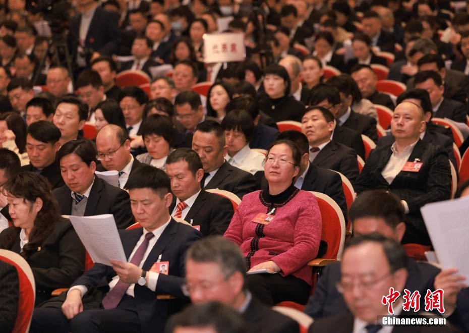 1月23日，安徽省第十四屆人民代表大會第二次會議在合肥開幕。圖為代表委員認真聽取政府工作報告。
