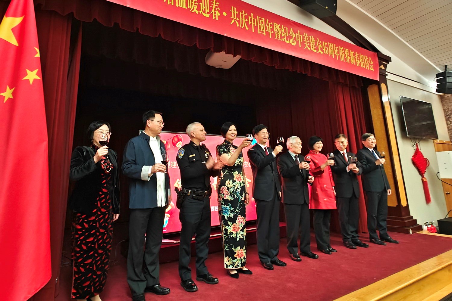 僑胞代表與駐舊金山總領館官員合影。主辦方供圖