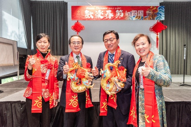 向池田知事、大西市長贈送“歡樂春節(jié)“吉祥龍。從左到右為魏有美副總領事、池田豊人知事、大西秀人市長、馬曉琛主任。中國駐大阪旅游辦事處供圖