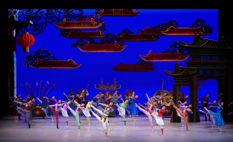 1月26日晚，中央芭蕾舞團(tuán)賀歲芭蕾舞劇《過年》作為開幕演出，亮相阿布扎比國際藝術(shù)節(jié)，圖為劇照。中央芭蕾舞團(tuán)供圖