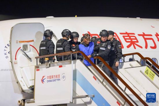 1月30日，在云南昆明長(zhǎng)水機(jī)場(chǎng)，緬北重大犯罪嫌疑人白所成被我公安機(jī)關(guān)成功押解回國(guó)。新華社記者 殷剛 攝