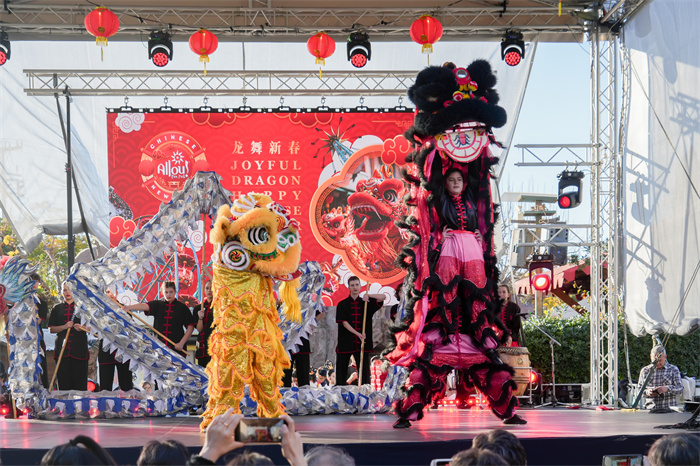 中國(guó)駐希臘大使館大使肖軍正與希方嘉賓為舞龍點(diǎn)睛。     希臘小朋友進(jìn)行舞龍舞獅表演。《中希時(shí)報(bào)》供圖