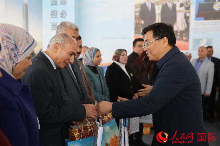 中建埃及分公司董事長常偉才為埃及師生發(fā)放新年禮包。人民網(wǎng)記者 黃培昭攝
