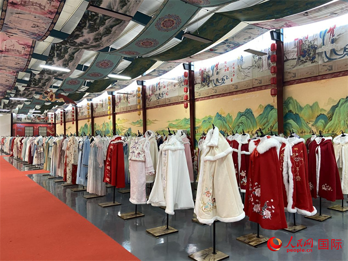 1月24日，在山東省菏澤市曹縣大集鎮(zhèn)穿越大唐漢服云倉直播基地展廳里擺放的漢服。 人民網(wǎng) 周琳佳攝