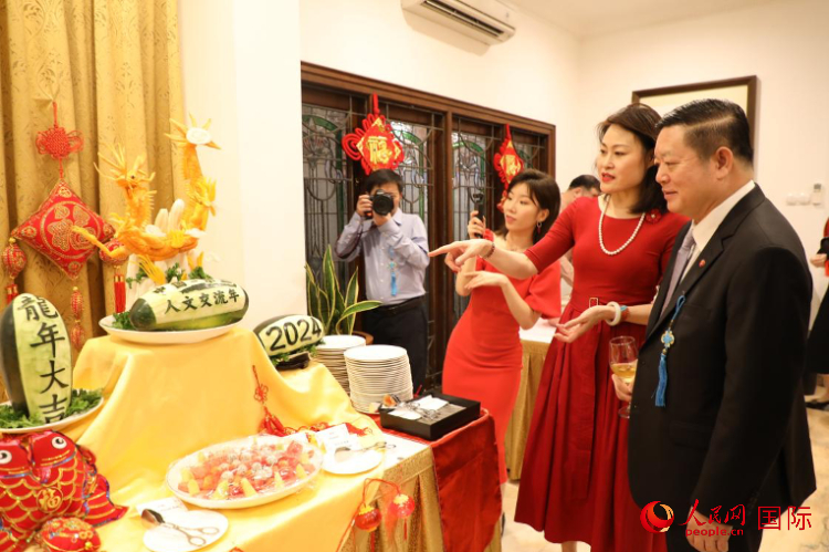 中國(guó)駐東盟大使侯艷琪（右二）同東盟秘書(shū)長(zhǎng)高金洪（右一）欣賞食雕。人民網(wǎng)記者 曹師韻攝