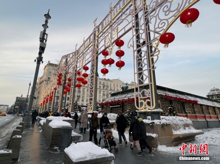 當?shù)貢r間2月9日，中國農(nóng)歷新年慶祝活動啟動儀式在莫斯科市中心的卡梅爾格爾斯基巷舉行。圖為特維爾大街裝飾的中國大紅燈籠。<a target='_blank' href='/'><p  align=