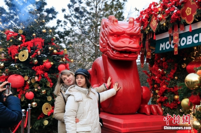 當?shù)貢r間2月9日，中國農(nóng)歷新年慶?；顒訂觾x式在莫斯科市中心的卡梅爾格爾斯基巷舉行。中國駐俄大使張漢暉，俄羅斯外交部發(fā)言人扎哈羅娃，以及俄羅斯文化部和莫斯科市政府官員出席。慶祝活動將持續(xù)至18日。圖為當?shù)孛癖娫谔鼐S爾廣場與龍雕塑合影。