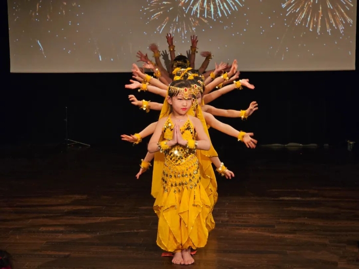 舞蹈《千手觀音》。中國(guó)駐瑞典大使館供圖。