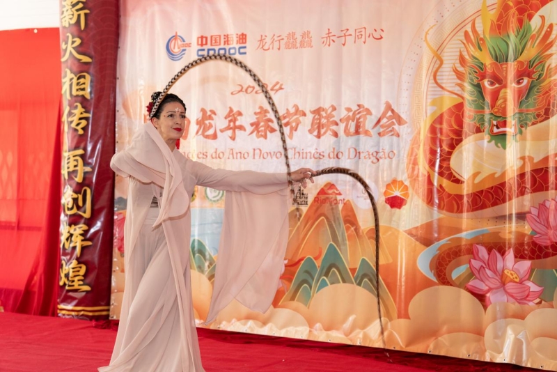 巴西藝術(shù)家表演中國舞。里約天主教大學(xué)孔子學(xué)院供圖