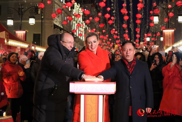 張漢暉、扎哈羅娃、科茲洛夫（從右至左）共同按下活動(dòng)啟動(dòng)按鈕。于子恒攝