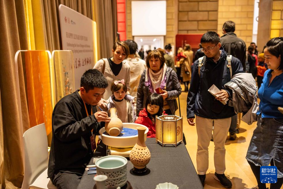 2月11日，參觀者在美國費城藝術(shù)博物館舉行的龍年迎新春活動上觀看瓷器制作。新華社發(fā)（周煥新攝）