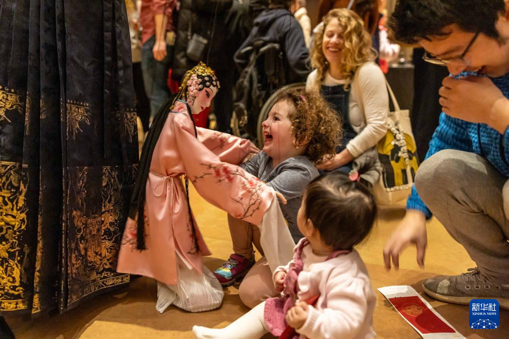 2月11日，孩子們在美國費城藝術(shù)博物館舉行的龍年迎新春活動上體驗?zāi)九紤?。新華社發(fā)（周煥新攝）