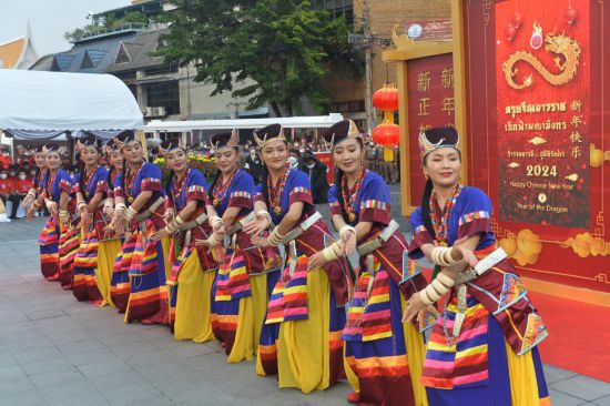 2月10日，演員在泰國(guó)曼谷唐人街舉行的“歡樂(lè)春節(jié)”活動(dòng)上跳舞。當(dāng)日，泰國(guó)“歡樂(lè)春節(jié)”文化活動(dòng)在曼谷唐人街舉辦。（新華社發(fā)，拉亨攝）