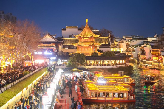 2月14日，游客在南京夫子廟景區(qū)賞燈游玩。（新華社發(fā)，蘇陽(yáng)攝）
