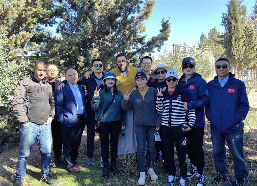 中國醫(yī)生們與穆罕默德一家人合影留念。中國第28批援阿爾及利亞醫(yī)療隊塞地夫分隊供圖