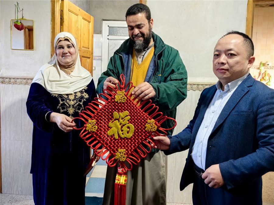中國醫(yī)生向穆罕默德贈送中國新春福字。中國第28批援阿爾及利亞醫(yī)療隊塞地夫分隊供圖