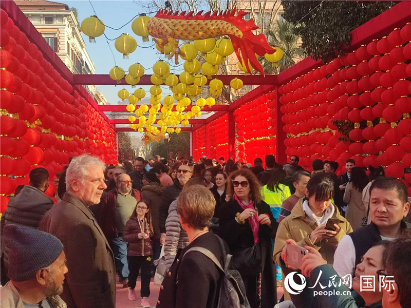 游園會(huì)入口處張燈結(jié)彩，人流如織。人民網(wǎng)記者鄭彬攝