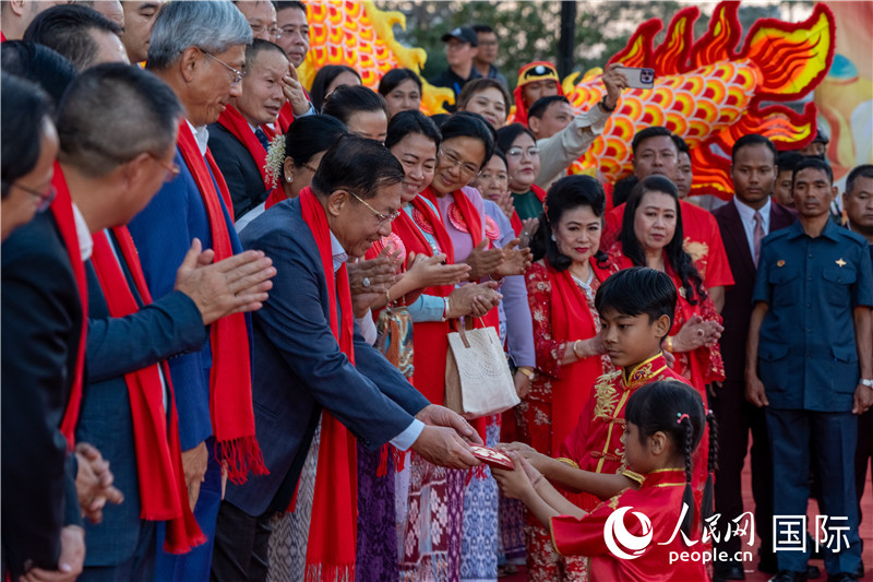 在活動現(xiàn)場，敏昂萊主席根據(jù)當?shù)貍鹘y(tǒng)向兒童送祝福2-人民網(wǎng)記者謝佳君攝