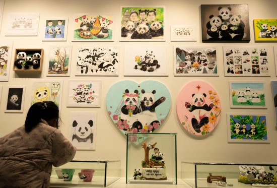 2月20日，一位小朋友在看“福寶”家族的創(chuàng)意作品。新華社記者姚琪琳攝