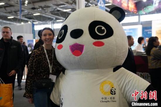 3月5日，2024年柏林國際旅游交易會(ITB)在柏林會展中心拉開帷幕。以“你好！中國”為主題的中國展區(qū)當日亮相展會。圖為觀眾與大熊貓人偶合影。中新社記者 馬秀秀 攝