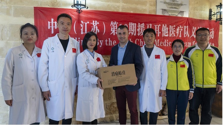 醫(yī)療隊向森格萊爾市捐贈藥膏。中國（江蘇）第19期援馬耳他醫(yī)療隊供圖