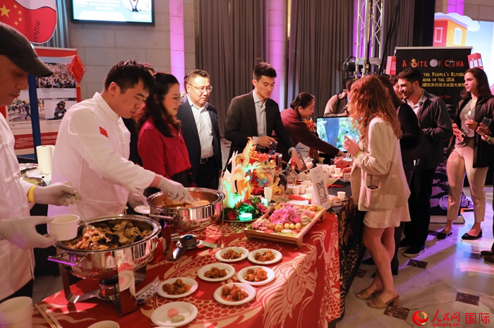 使館工作人員詳細(xì)為現(xiàn)場美食家和來賓講解菜品色香味特點(diǎn)、原料特色、烹制手法及其中蘊(yùn)含的中華美食文化。人民網(wǎng)記者 李志偉攝