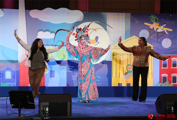 當(dāng)?shù)厝A人京劇社團(tuán)的青年演員現(xiàn)場表演京劇選段，并與現(xiàn)場觀眾近距離互動。人民網(wǎng)記者 李志偉攝