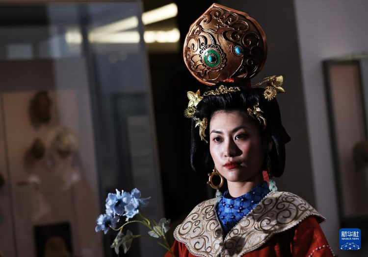 3月13日，在位于法國巴黎的吉美國立亞洲藝術(shù)博物館，模特展示敦煌復(fù)原服飾。新華社記者 高靜 攝