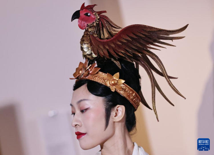 3月13日，在位于法國巴黎的吉美國立亞洲藝術(shù)博物館，模特展示敦煌復(fù)原服飾。新華社記者 高靜 攝