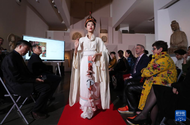 3月13日，在位于法國巴黎的吉美國立亞洲藝術(shù)博物館，模特展示敦煌復(fù)原服飾。新華社記者 高靜 攝