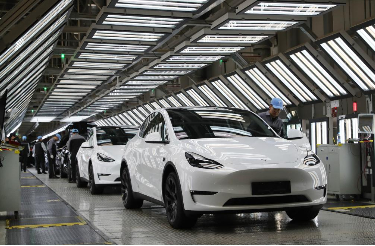 2023年12月22日，在特斯拉上海超級工廠內(nèi)，工人在對出廠前的車輛進行漆面及門窗檢測。新華社記者 方喆 攝