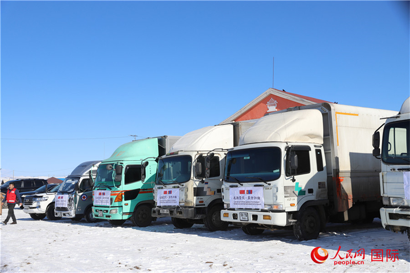 6.3月18日，滿載賑災(zāi)物資卡車在中央省額爾登縣整裝待發(fā)。人民網(wǎng)記者 霍文攝