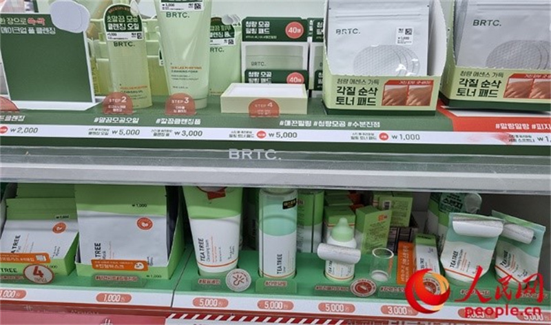 韓國零售連鎖店大創(chuàng)推出低價化妝品。人民網(wǎng) 李帆攝