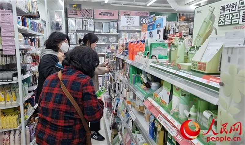 韓國民眾在認真挑選低價化妝品。人民網(wǎng) 李帆攝