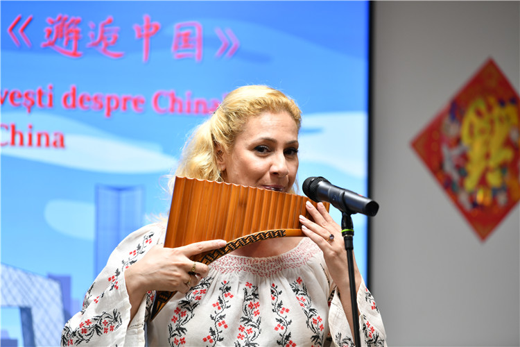 喬治亞娜·帕納演奏排簫。 布加勒斯特中國(guó)文化中心供圖。